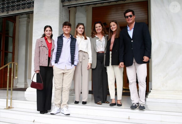 Alexia de Grèce, Carlos Morales et leurs quatre enfants, Amelia, Ana Maria, Arrietta et Carlos, - Les invités et les proches quittent leur hôtel au lendemain du mariage du prince Phílippos de Grèce et Nina Flohr à Athènes, le 24 octobre 2021. 