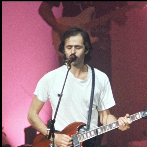 Jean-Jacques Goldman et Johnny Hallyday sur scène pour la tournée des Enfoirés. 