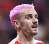 Antoine Griezmann s'est teint les cheveux en rose fluo ! Madrid. © Ruben Albarran/Zuma Press/Bestimage
