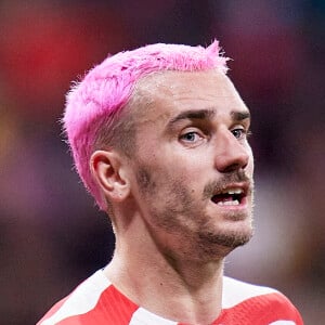 Antoine Griezmann s'est teint les cheveux en rose fluo ! Madrid. © Ruben Albarran/Zuma Press/Bestimage