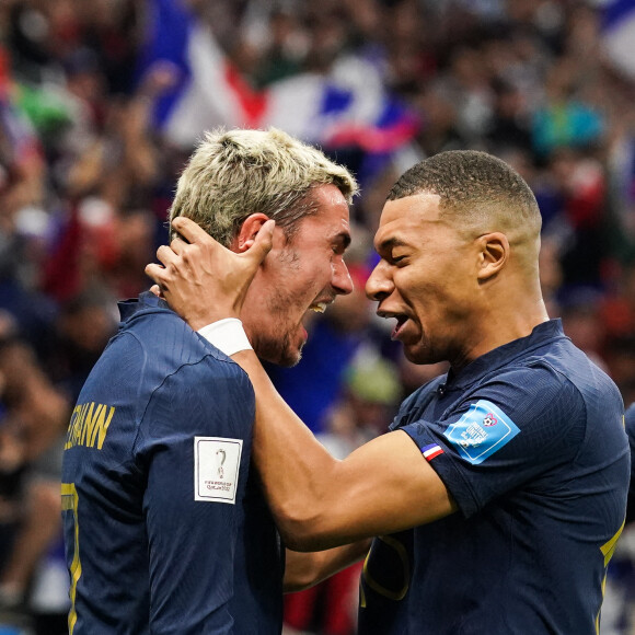 Kylian Mbappe et Antoine Griezmann - Match de football de quart de finale opposant la France à l'Angleterre lors de la coupe du Monde (FIFA 2022) au stade Al Bayt à Al Khor au Qatar, le 9 décembre 2022. La France a gagné 2-1. © Sport Press Photo/Zuma Press/Bestimage