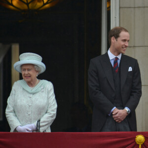 Elizabeth II, le prince William, Kate Middleton et le prince Harry au balcon de Buckingham Palace, le 5 juin 2012 à Londres