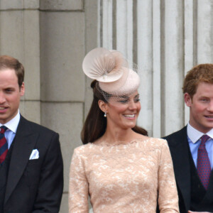 Le prince William, Kate Middleton et le prince Harry au balcon de Buckingham Palace, le 5 juin 2012 à Londres