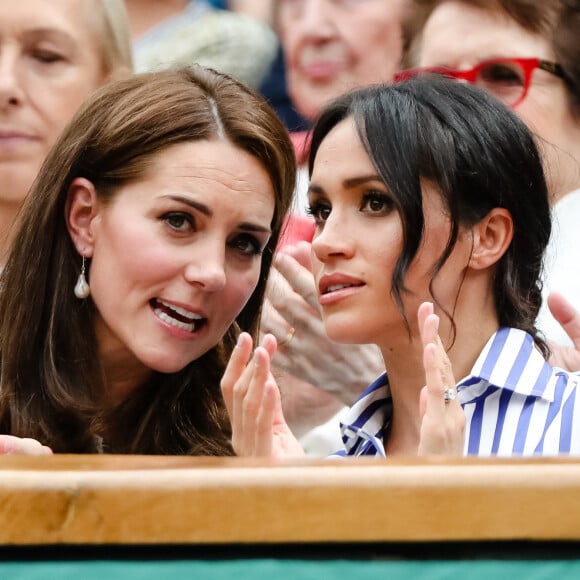 Catherine (Kate) Middleton, duchesse de Cambridge et Meghan Markle, duchesse de Sussex assistent au match de tennis Nadal contre Djokovic lors du tournoi de Wimbledon "The Championships"