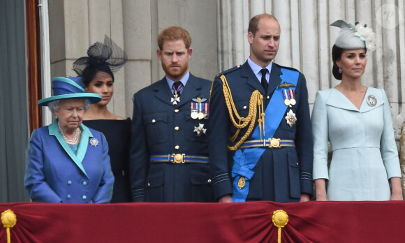 La reine Elisabeth II d'Angleterre, Meghan Markle, duchesse de Sussex, le prince Harry, duc de Sussex, le prince William, duc de Cambridge, Kate Catherine Middleton, duchesse de Cambridge - La famille royale d'Angleterre lors de la parade aérienne de la RAF pour le centième anniversaire au palais de Buckingham à Londres. Le 10 juillet 2018