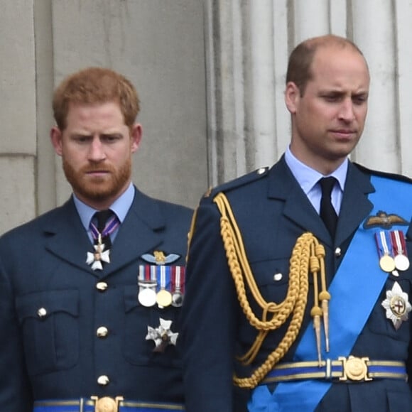 La reine Elisabeth II d'Angleterre, Meghan Markle, duchesse de Sussex, le prince Harry, duc de Sussex, le prince William, duc de Cambridge, Kate Catherine Middleton, duchesse de Cambridge - La famille royale d'Angleterre lors de la parade aérienne de la RAF pour le centième anniversaire au palais de Buckingham à Londres. Le 10 juillet 2018