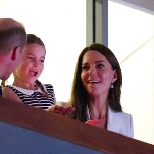 Le prince William, duc de Cambridge, et Catherine (Kate) Middleton, duchesse de Cambridge, avec la princesse Charlotte de Cambridge assistent à l'épreuve de gymnastique artistique lors des Jeux du Commonwealth de Birmingham, le 2 août 2022. 