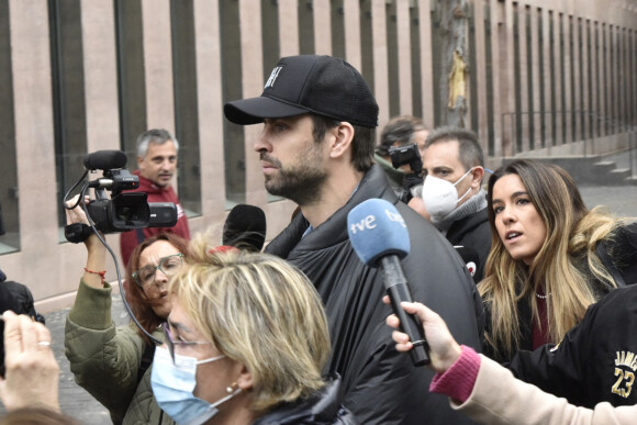 Gerard Piqué sort du tribunal de Barcelone avec son avocat Ramón Tamborero après une audience de première instance dans le cadre de sa séparation avec la chanteuse Shakira le 1er décembre 2022.