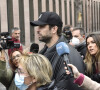 Gerard Piqué sort du tribunal de Barcelone avec son avocat Ramón Tamborero après une audience de première instance dans le cadre de sa séparation avec la chanteuse Shakira le 1er décembre 2022.