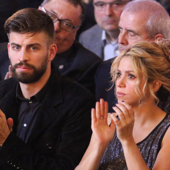 Gerard Piqué reçoit le prix du meilleur athlète catalan lors d'une cérémonie à Barcelone. Sa compagne, la chanteuse Shakira était à ses côtés.