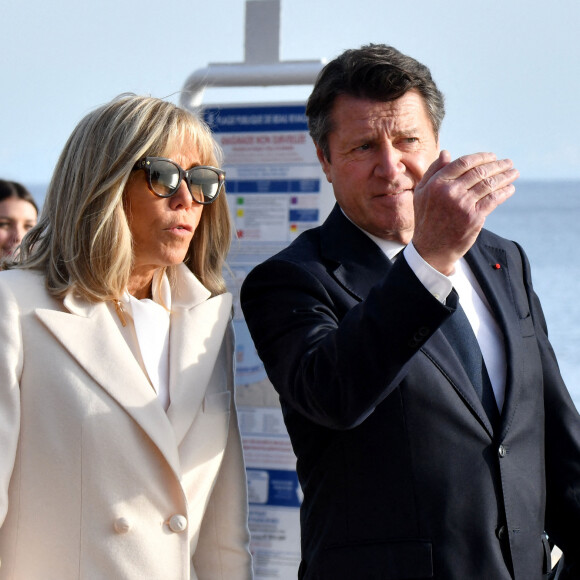 La Première dame française, Brigitte Macron (présidente de la Fondation Hôpitaux de Paris-Hôpitaux de France), et le maire de Nice, Christian Estrosi - Lancement de l'édition 2023 de l'opération de collecte de fonds "Pièces Jaunes", destinée à améliorer la vie des enfants hospitalisés, au Jardin Albert 1er, à Nice, France, le 11 janvier 2023. © Bruno Bebert/Bestimage