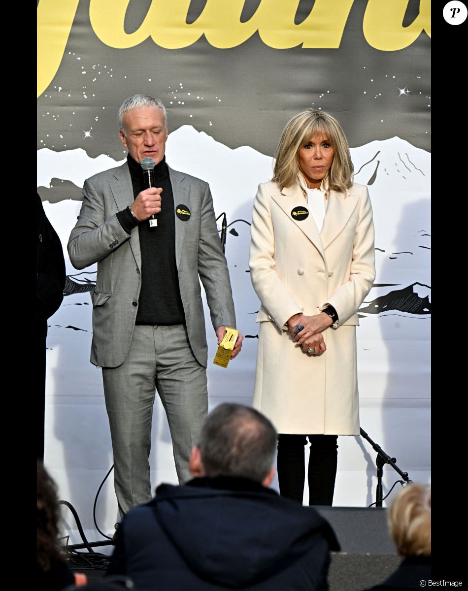 La première dame française, Brigitte Macron (présidente de la Fondation Hôpitaux de Paris-Hôpitaux de France) et le sélectionneur de l'équipe de France de football, Didier Deschamps (parrain de l'opération Pièces Jaunes) - Lancement de l'édition 2023 de l'opération de collecte de fonds "Pièces Jaunes", destinée à améliorer la vie des enfants hospitalisés, au Jardin Albert 1er, à Nice, France, le 11 janvier 2023. © Bruno Bebert/Bestimage