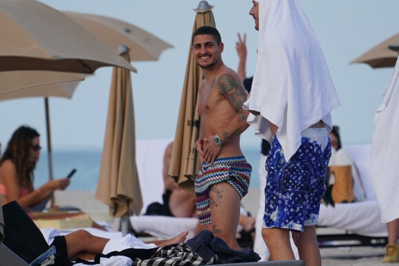 Marco Verratti et sa femme Jessica Aidi se prélassent sur la plage de Miami, le 30 novembre 2022.