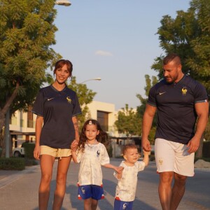 Julia Paredes et Maxime Parisi soutiennent les Bleus avec leurs enfants Luna et Vittorio