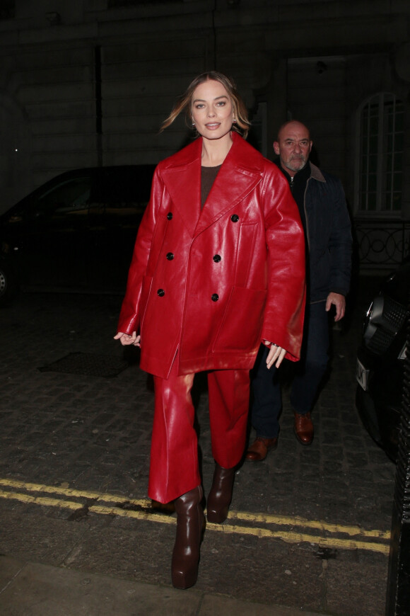 Margot Robbie arrive à une conférence de presse pour le film "Babylon" au Curzon Mayfair à Londres le 12 janvier 2023.