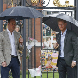 Le prince William, duc de Cambridge et le prince Harry lors d'une promenade dans les jardins du palais de Kensington pour saluer la mémoire de Lady Diana à Londres le 30 août 2017.