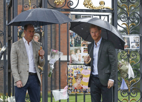 Le prince William, duc de Cambridge et le prince Harry lors d'une promenade dans les jardins du palais de Kensington pour saluer la mémoire de Lady Diana à Londres le 30 août 2017.