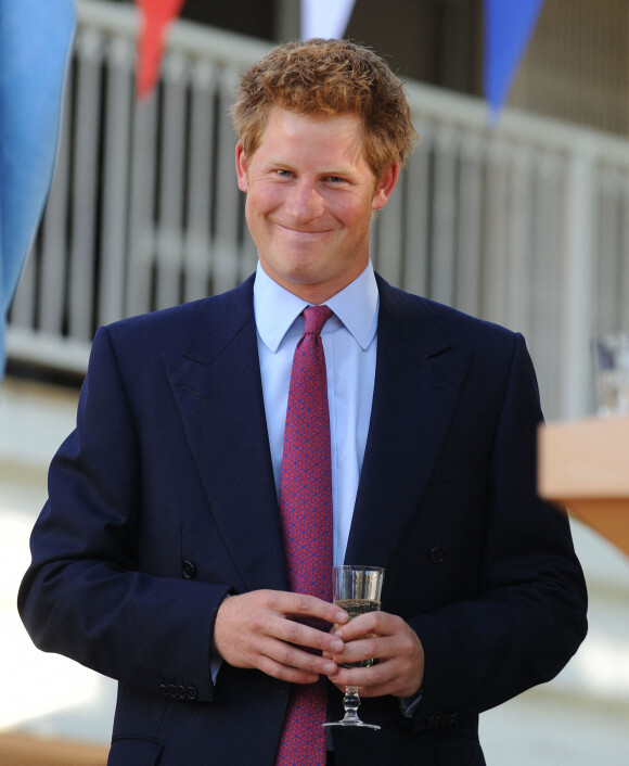 Archives : Le prince Harry à une garden party @Credit: Stewart/GoffPhotos.com