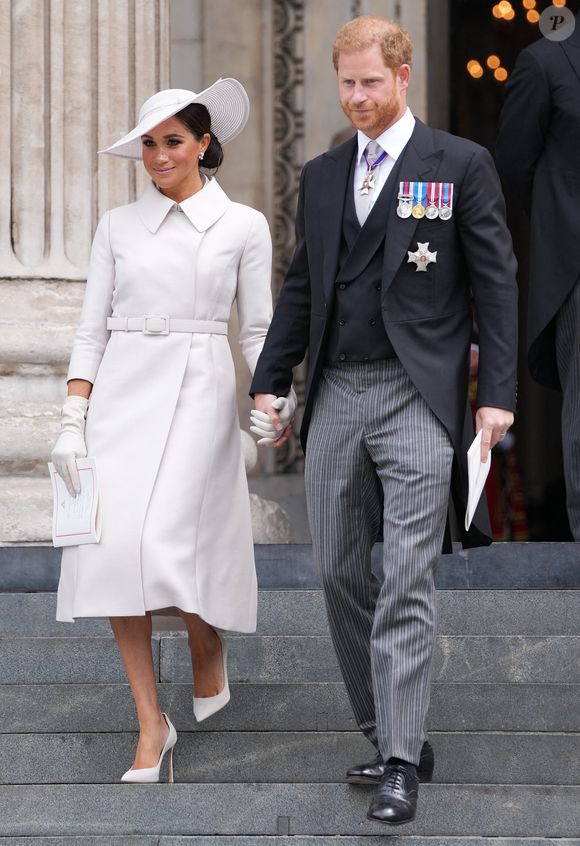 Le prince Harry, duc de Sussex, et Meghan Markle, duchesse de Sussex - Les membres de la famille royale et les invités à la sortie de la messe du jubilé, célébrée à la cathédrale Saint-Paul de Londres, Royaume Uni, le 3 juin 2022. 