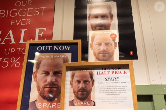 Illustrations de la mise en place pour la sortie du livre du prince Harry "Spare" (Le Suppléant) dans une librairie de Twickenham à Londres le 10 janvier 2023. 