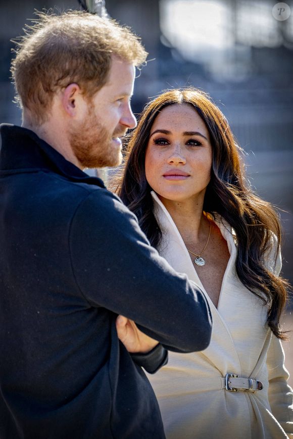 Le prince Harry et Meghan Markle assistent à la finale d'athlétisme, au deuxième jour des Invictus Games 2020 à La Haye