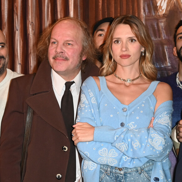 Philippe Katerine et Angèle - Première du film Astérix et Obélix "L'Empire du Milieu" au cinéma Le Grand Rex à Paris le 15 janvier 2023. © Coadic Guirec/Bestimage  Premiere of the film Asterix and Obelix "The Middle Empire" at the Le Grand Rex cinema in Paris on January 15, 2023.