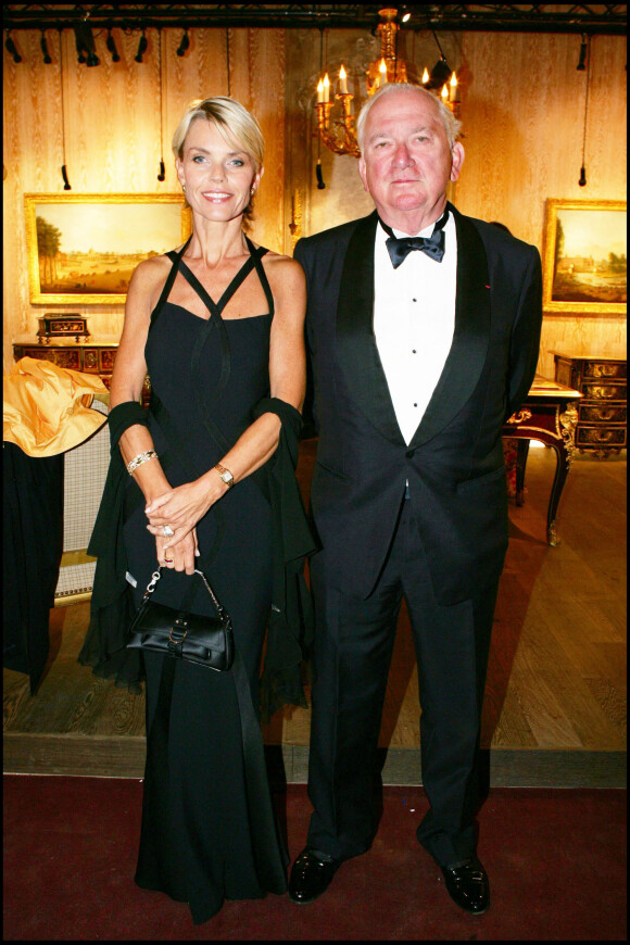 Jean-Paul Guerlain, Christina de Kragh au gala de la 22ème Biennale des Antiquaires au profit de la fondation des hôpitaux de Paris au Carrousel du Louvre à Paris le 14 septembre 2004