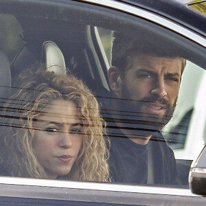 Exclusif - La chanteuse Shakira et son mari le footballeur Gerard Piqué quittent leur domicile à Barcelone le 15 octobre 2017.
