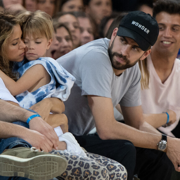 Shakira, son compagnon Gerard Piqué et leurs enfants Sasha, Milan dans les tribunes du match de basket entre le FC Barcelone et San Pablo Burgos à Barcelone le 10 mars 2019. 