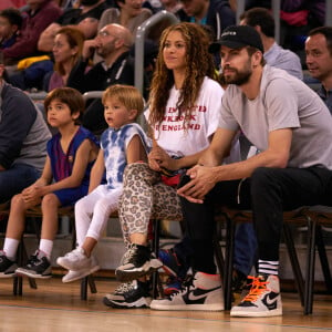 Shakira, son compagnon Gerard Piqué et leurs enfants Sasha, Milan dans les tribunes du match de basket entre le FC Barcelone et San Pablo Burgos à Barcelone le 10 mars 2019.