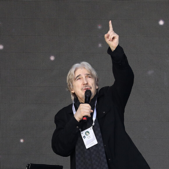 Erik Berchot (Pianiste de Charles Aznavour) et Serge Lama - Le président de la République française et sa femme la Première Dame assistent au concert en hommage à Charles Aznavour sur la place de la Répulique à Erevan, Arménie, le 11 octobre 2018. © Dominique Jacovides/Bestimage