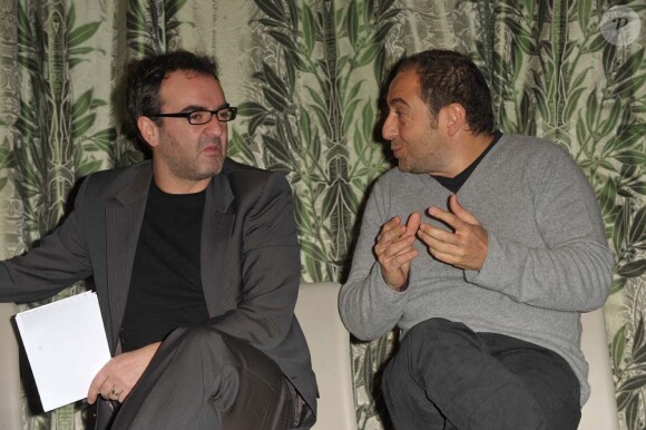 Bruno Solo et Patrick Timsit à la conférence de presse du festival Paris fait sa comédie, à l'Hôtel de Ville de Paris, le 18 février 2010 !