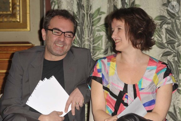 Anne Roumanoff et Patrick Timsit à la conférence de presse du festival Paris fait sa comédie, à l'Hôtel de Ville de Paris, le 18 février 2010 !