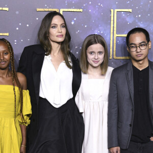 Angelina Jolie et ses enfants : Shiloh Jolie-Pitt , Zahara, Vivienne, Maddox, Knox Leon au photocall de la première du film Les Eternels (Eternals) au cinéma BFI Imax de Londres le 27 octobre 2021.