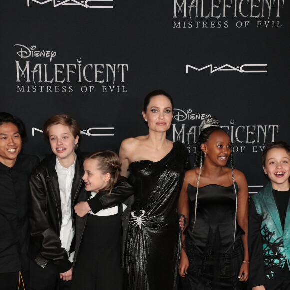 Pax Thien Jolie-Pitt, Shiloh Nouvel Jolie-Pitt, Vivienne Marcheline Jolie-Pitt, Angelina Jolie, Zahara Marley Jolie-Pitt et Knox Léon Jolie-Pitt à la première de Maleficent: Mistress of Evil au théâtre El Capitan dans le quartier de Hollywood à Los Angeles, le 30 septembre 2019 