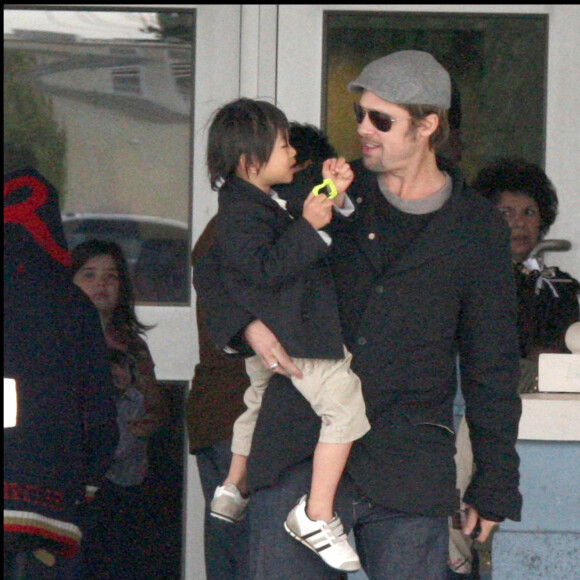 Brad Pitt et son fils Pax Thien Jolie-Pitt au cinema palace de la Nouvelle Orlean le 26 décembre 2016 pour y voir le film "Waterhorse".