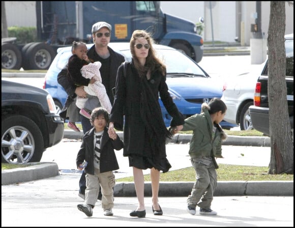 Brad Pitt Angelina Jolie et leurs enfant le 26 décembre 2007 au cinéma palace de la Nouvelle Orleans.