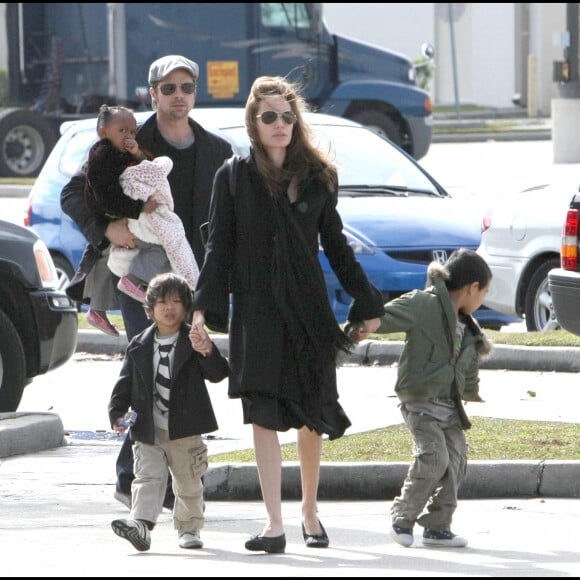 Brad Pitt Angelina Jolie et leurs enfant le 26 décembre 2007 au cinéma palace de la Nouvelle Orleans.