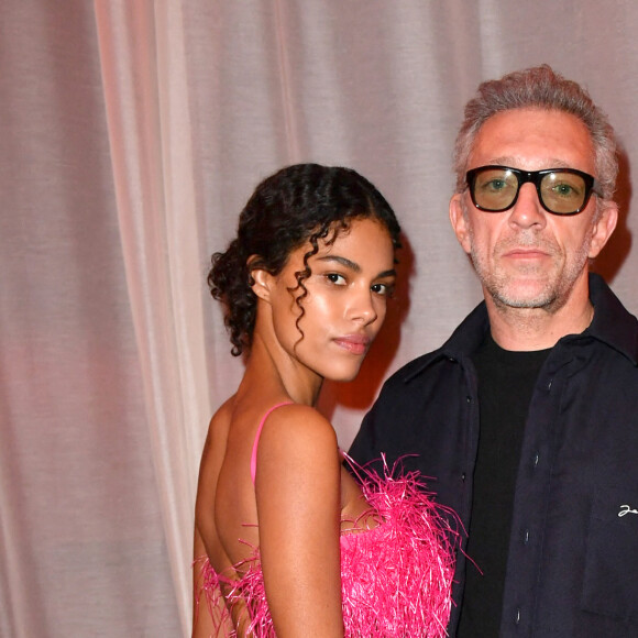 Vincent Cassel et sa femme Tina Kunakey - Photocall en front row du défilé "Le Raphia" de la maison Jacquemus au Bourget le 12 décembre 2022. © Veeren / Clovis / Bestimage 