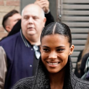 Tina Kunakey au défilé Valentino "Collection Prêt-à-Porter Printemps/Eté 2023" lors de la Fashion Week de Paris (PFW), le 2 octobre 2022. 