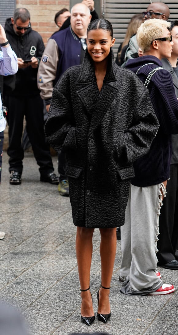 Tina Kunakey au défilé Valentino "Collection Prêt-à-Porter Printemps/Eté 2023" lors de la Fashion Week de Paris (PFW), le 2 octobre 2022. 