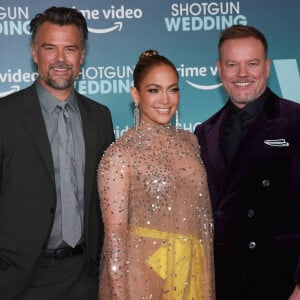 Josh Duhamel, Jennifer Lopez et Jason Moore à la première du film "Shotgun Wedding" à Los Angeles, le 18 janvier 2023. 