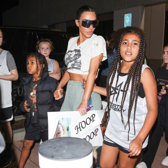 Exclusif - Kim Kardashian est à fond derrière sa fille North lors de son match de basket en compagnie de son fils Saint et de sa nièce Penelope le 6 janvier 2023 à Los Angeles. 