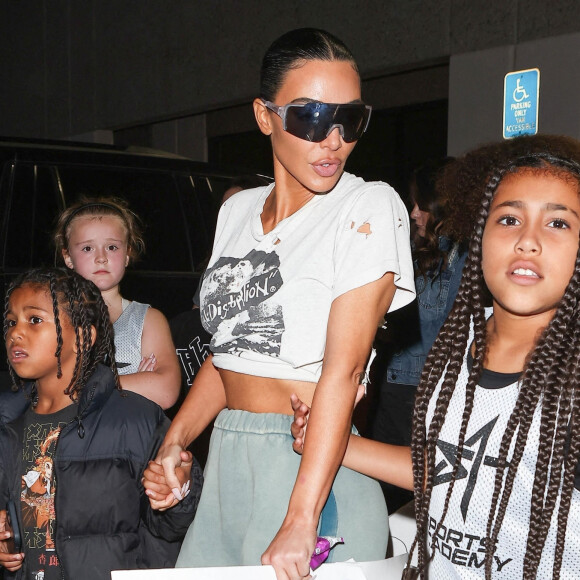 Exclusif - Kim Kardashian est à fond derrière sa fille North lors de son match de basket en compagnie de son fils Saint et de sa nièce Penelope le 6 janvier 2023 à Los Angeles. 