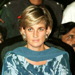Princesse Diana lors de sa visite au Pakistan au centre de recherche contre le cancer.