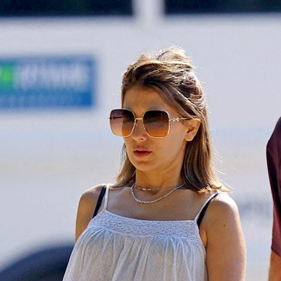Exclusif - Alec Baldwin et sa femme Hilaria enceinte lors d'une balade dans les Hamptons, le 2 juillet 2022. 