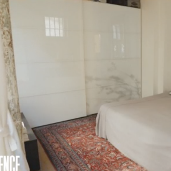Violaine Sanson, la grande soeur de Véronique Sanson, dévoile les images de son loft de luxe qu'elle souhaite vendre dans l'émission "L'Agence" - TMC