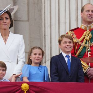 Catherine Kate Middleton, duchesse de Cambridge, le prince William, duc de Cambridge et leurs enfants le prince Louis, la princesse Charlotte et le prince George - Les membres de la famille royale regardent le défilé Trooping the Colour depuis un balcon du palais de Buckingham à Londres lors des célébrations du jubilé de platine de la reine le 2 juin 2022. 