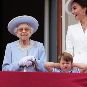 La reine Elisabeth II d'Angleterre, Catherine Kate Middleton, duchesse de Cambridge, le prince Louis, la princesse Charlotte - Les membres de la famille royale regardent le défilé Trooping the Colour depuis un balcon du palais de Buckingham à Londres lors des célébrations du jubilé de platine de la reine le 2 juin 2022. 