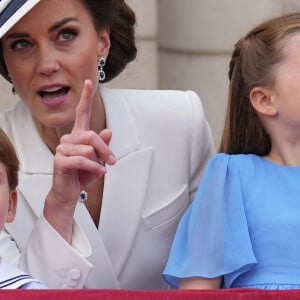 Catherine Kate Middleton, duchesse de Cambridge, le prince Louis et la princesse Charlotte - Les membres de la famille royale regardent le défilé Trooping the Colour depuis un balcon du palais de Buckingham à Londres lors des célébrations du jubilé de platine de la reine le 2 juin 2022. 